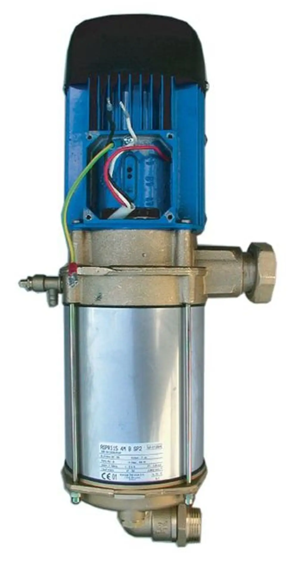 Pumpe von Syr mit einer metallischen Oberfläche und blauem Motoroberteil. Sichtbare elektrische Anschlüsse und Anschlüsse für Wasserleitungen.